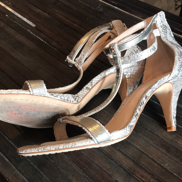 🚨B2G1 VINCE CAMUTO Silver Gold Animal Print Open Toe Short Heel - Picture 8 of 8